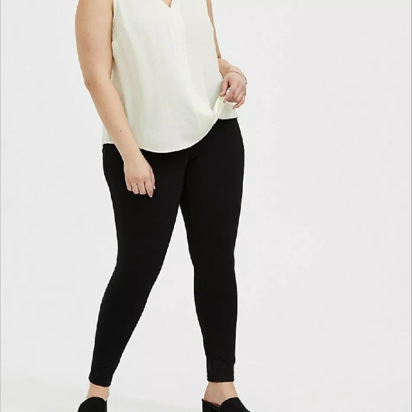 Torrid Ivory Textured Charmeuse Tank Size 4 - Picture 3 of 8